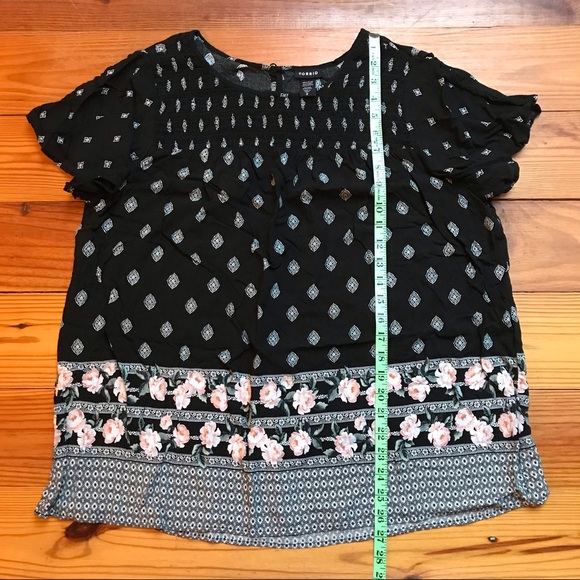 Torrid Black White Short Sleeve Blouse, EUC, 2 - Picture 7 of 12
